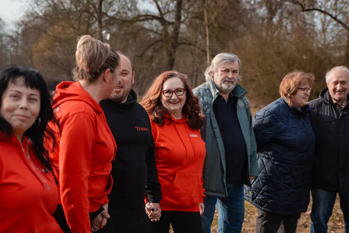 Tým komise v červených mikinách