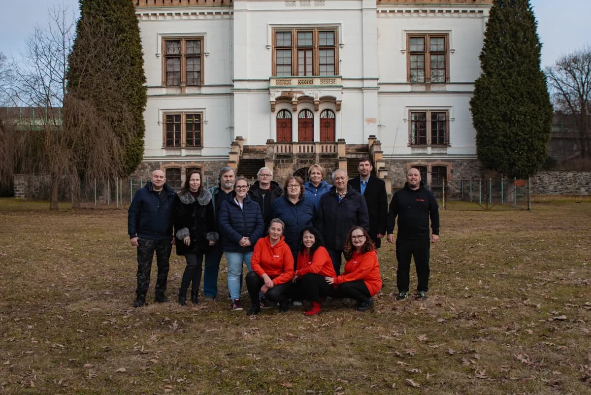 Celý tým Sportovní a kulturní komise Trmice před zámkem