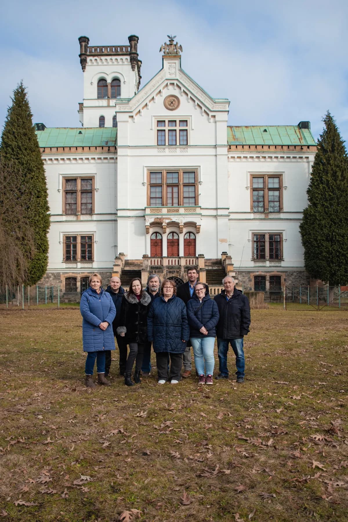 Tým před zámkem Trmice