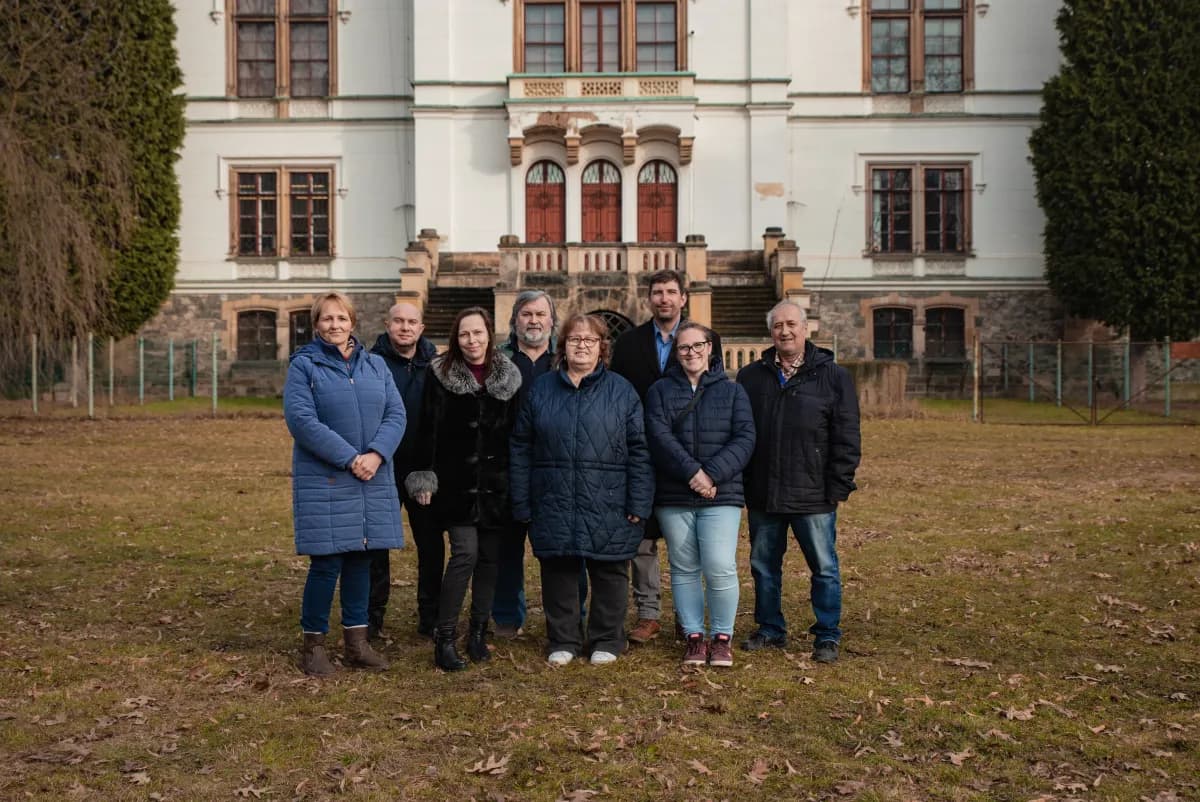 Tým Sportovní a kulturní komise Trmice před zámkem